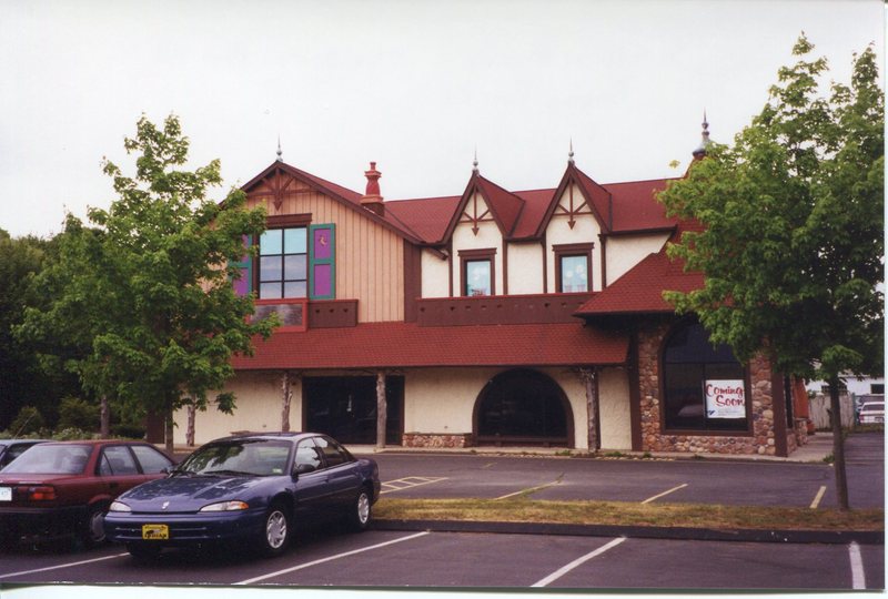 594 Boston Post Road, Screaming Mimi's, side view, taken May 2001.jpg 594 Boston Post Road, Screaming Mimi's, side view, taken May 2001.jpg